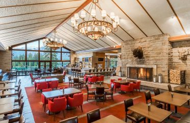 The Great Hall & Emerald Lounge – Fairmont Jasper Park Lodge