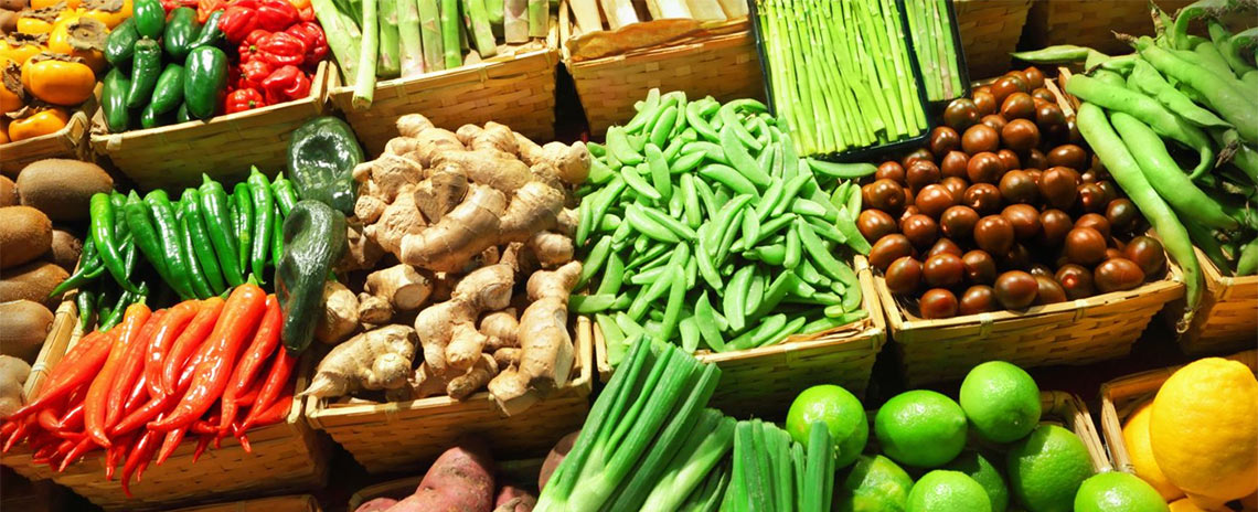 fresh organic vegetables in store